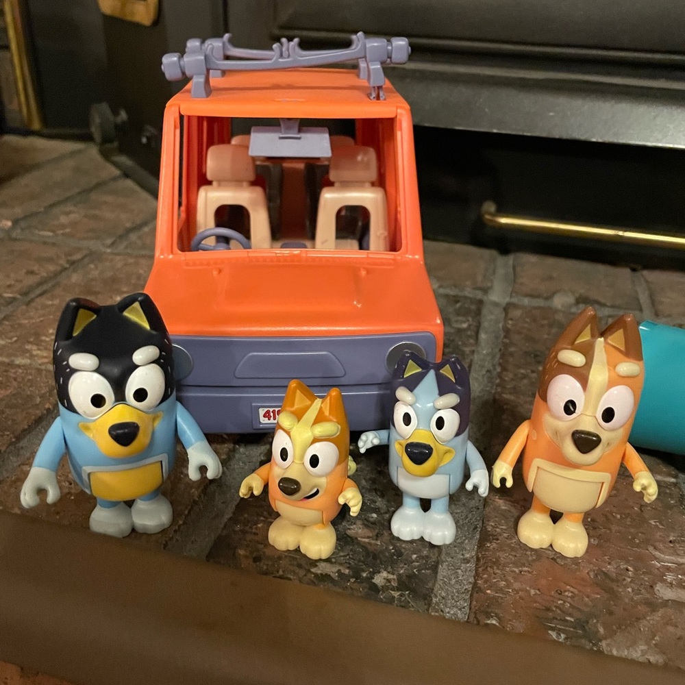 Bluey car and family play set